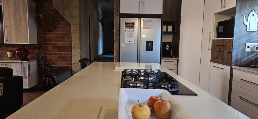 5 Bedroom Property for Sale in Langenhovenpark Free State